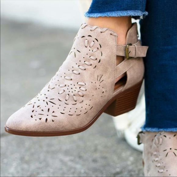 🔥CLEARANCE🔥SIZE 6 Taupe Bootie - Picture 4 of 7